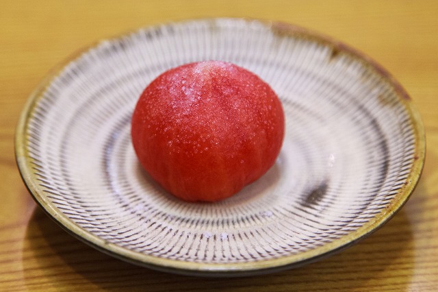 葉月さんおススメ！糸島産　持田農園のトマトを湯引きした逸品　糸島産の塩を使用