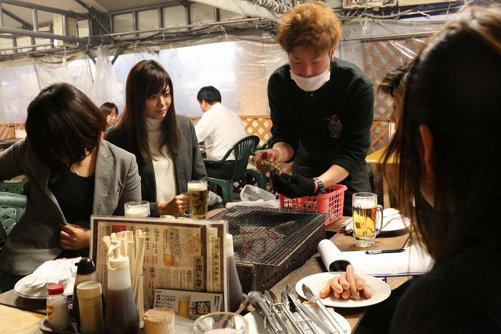 スッタフの方に、牡蠣の焼き方を教えて頂きました。