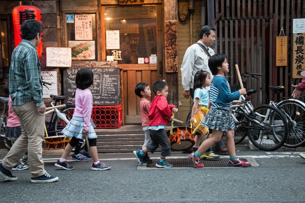 福神流の「言い立て」を言いながら太鼓を叩いて歩きます