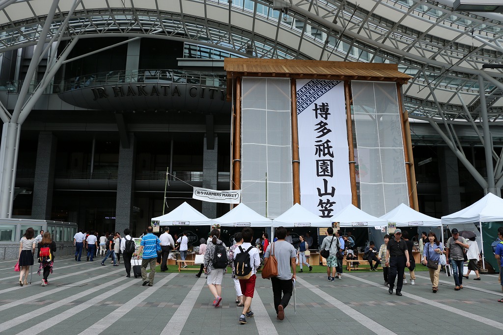 博多駅前の飾り山